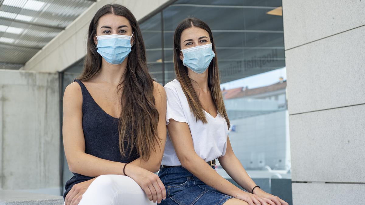 Marta y Paula, en las inmediaciones del CHUO tras un turno de trabajo. //CARLOS PETEIRO