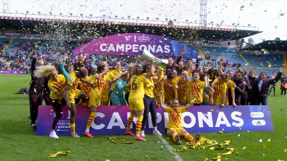 El Barça de futbol femení celebrant la Supercopa