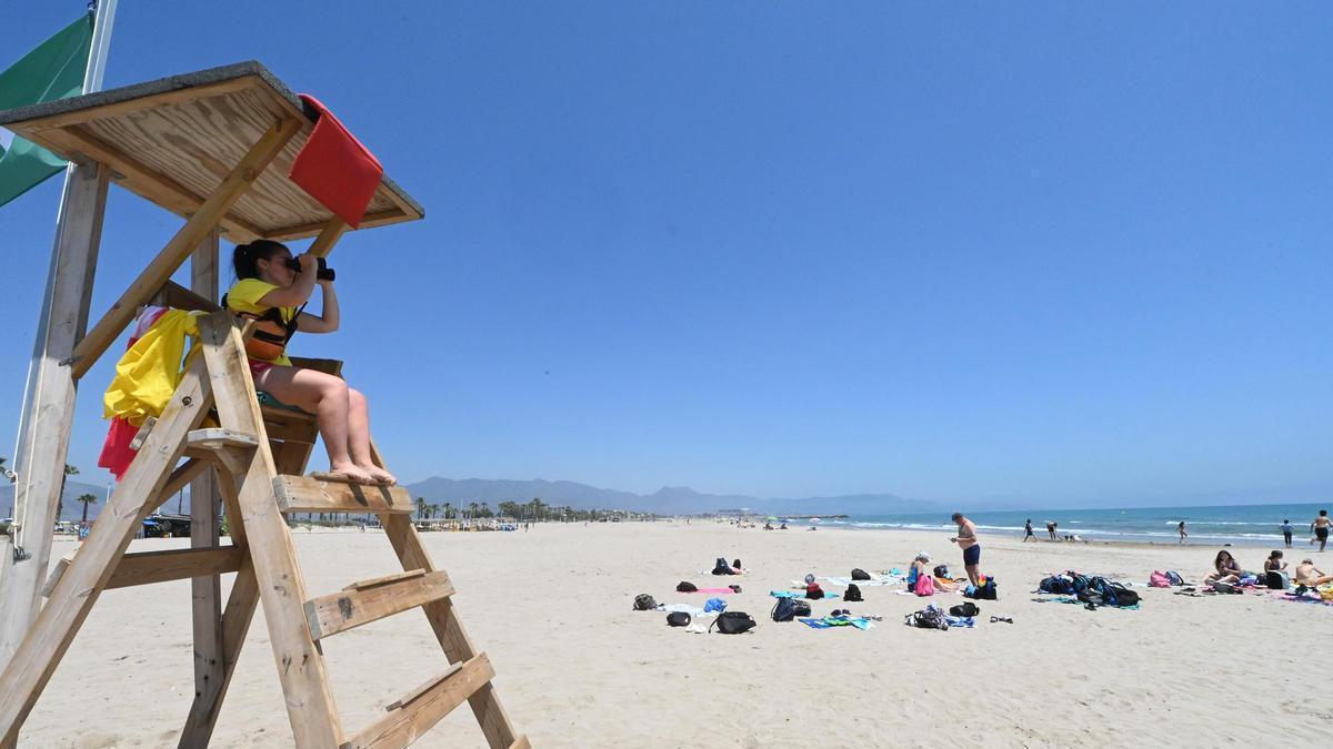 Una socorrista vigila las playas de Castelló.