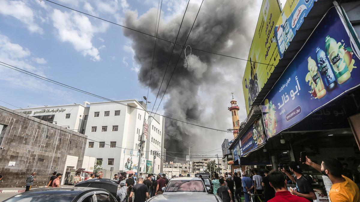 09 October 2023, Palestinian Territories, Gaza City: Thick smoke rises following an Israeli air strike on the Soussi Mosque in Gaza City. Israel pounded the Gaza Strip overnight as fighting with Islamist Hamas militants continues. Photo: Mohammed Talatene