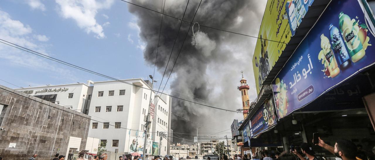09 October 2023, Palestinian Territories, Gaza City: Thick smoke rises following an Israeli air strike on the Soussi Mosque in Gaza City. Israel pounded the Gaza Strip overnight as fighting with Islamist Hamas militants continues. Photo: Mohammed Talatene