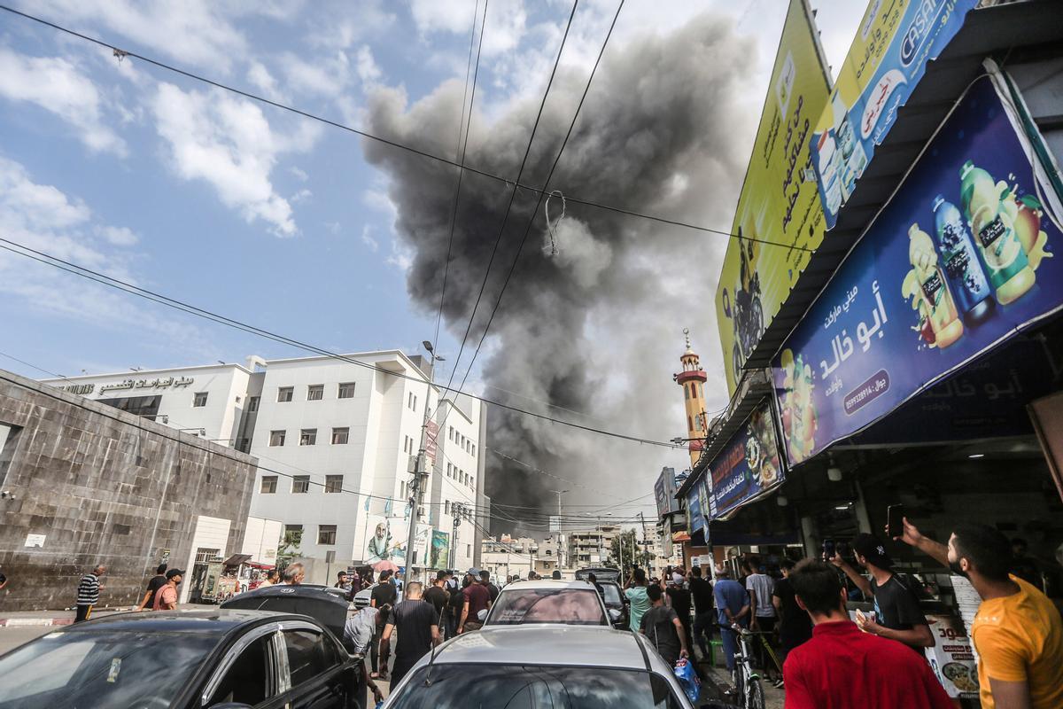 09 October 2023, Palestinian Territories, Gaza City: Thick smoke rises following an Israeli air strike on the Soussi Mosque in Gaza City. Israel pounded the Gaza Strip overnight as fighting with Islamist Hamas militants continues. Photo: Mohammed Talatene