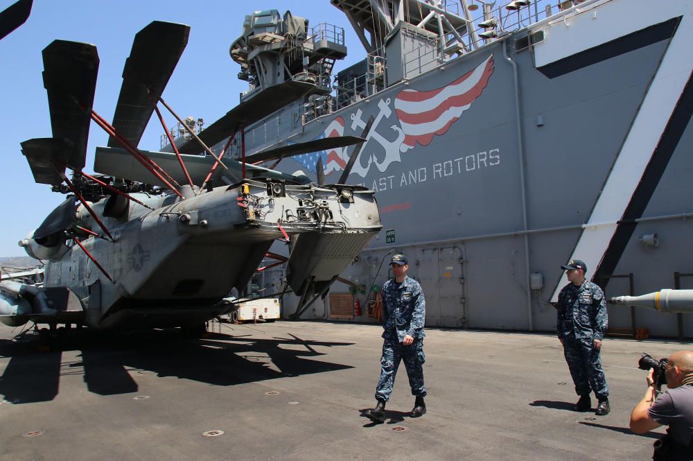 El portaaeronaves americano Iwo Jima atraca en el puerto de Málaga