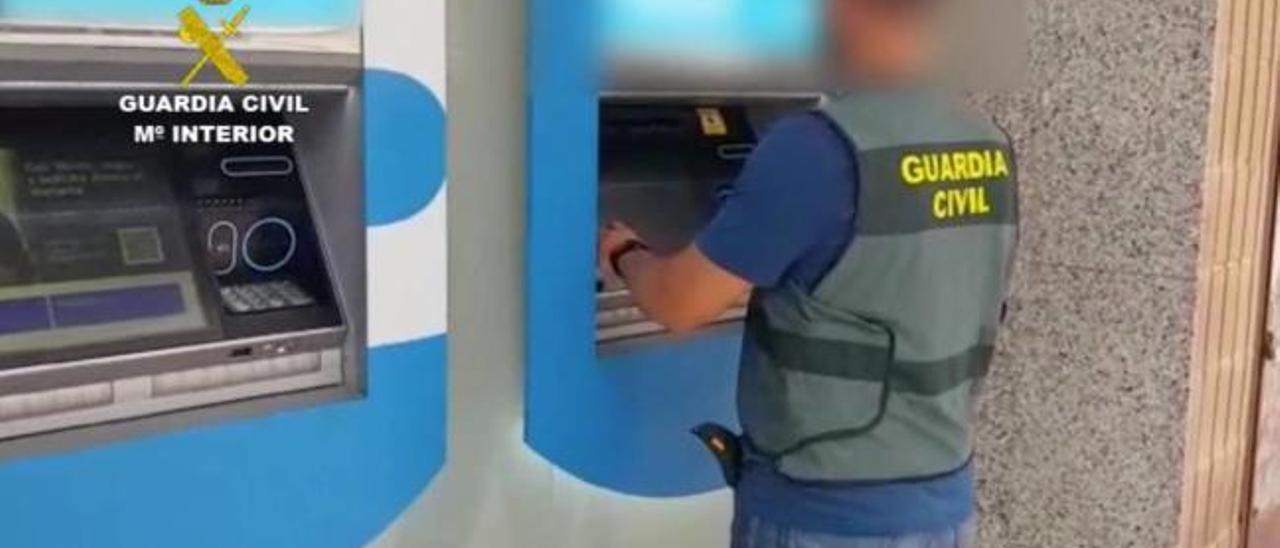 Desmantelan una banda acusada de robar más de 40.000 euros en cajeros de la Vega Baja