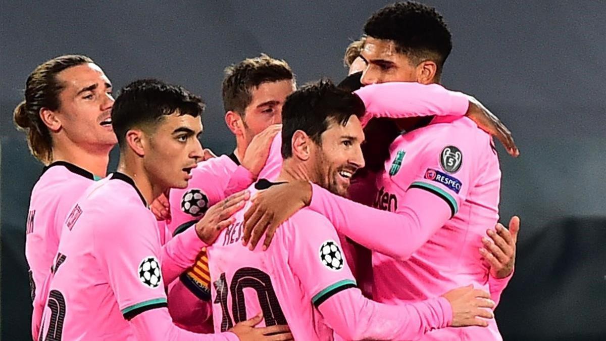 Los jugadores del Barça se abrazan tras el primer gol azulgrana.