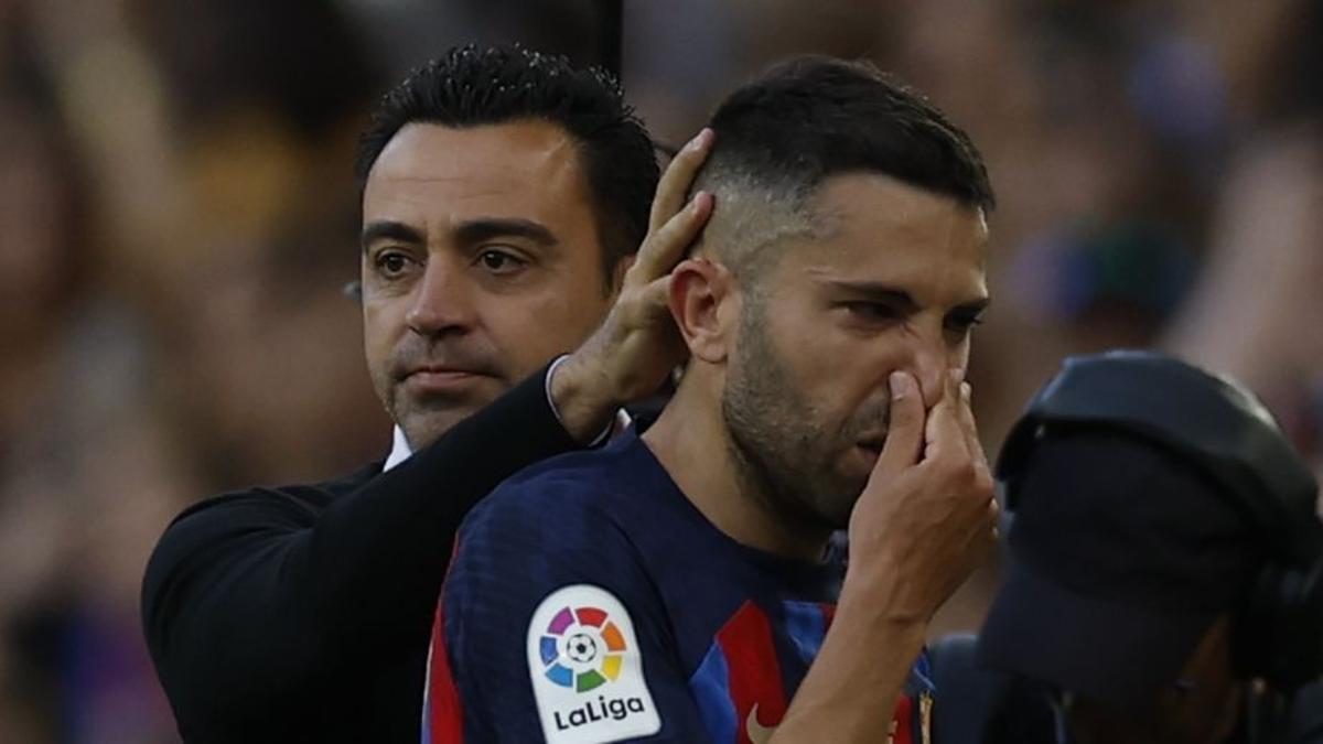 Xavi anima a Alba tras sustituirle en su último partido en el Camp Nou