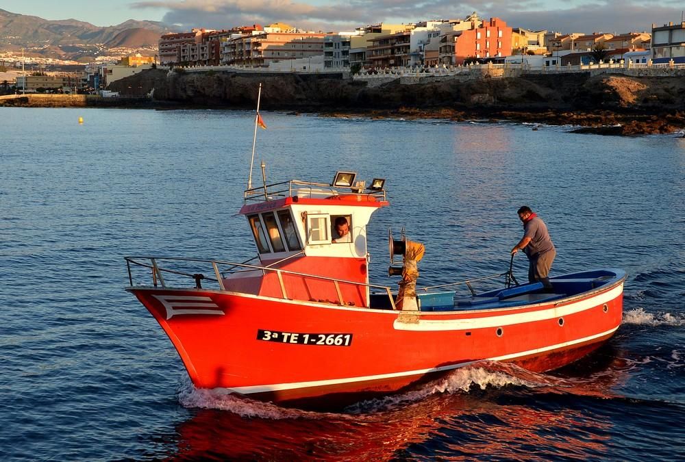 Erección del aerogenerador de Plocan en aguas de Telde