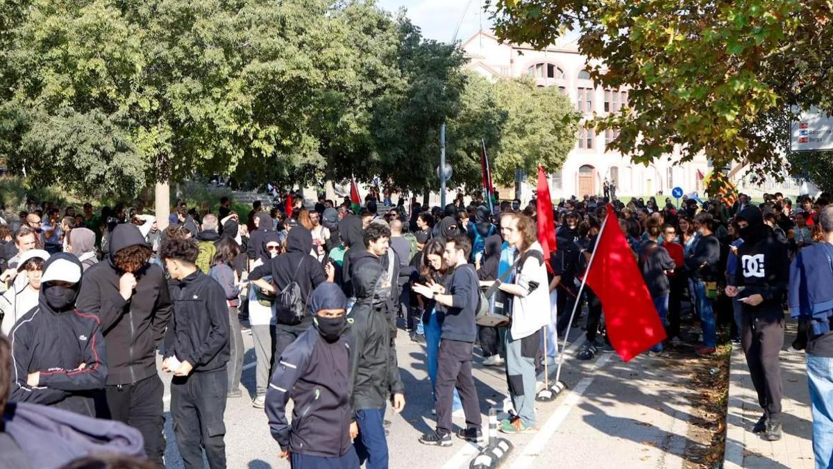 Manifestantes en la Plaça del Mil·lenari de Manresa.