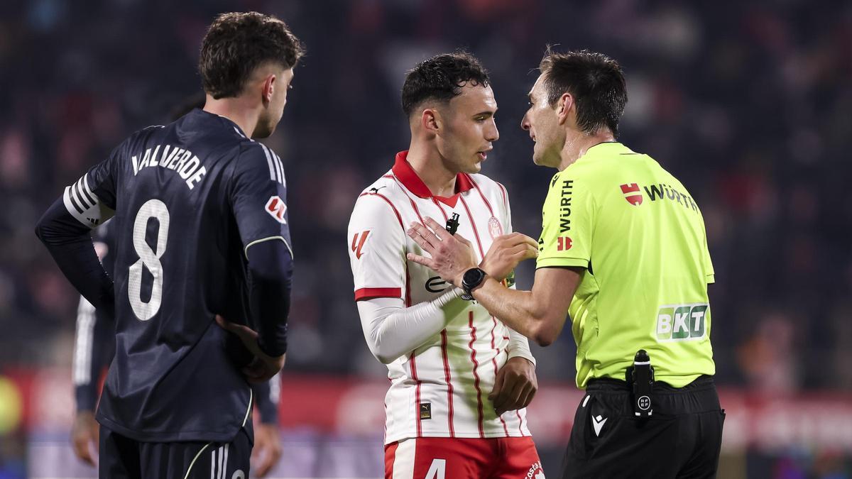 Arnau Martínez enraona amb De Burgos Bengoetxea durant el Girona-Madrid a Montilivi de fa unes setmanes