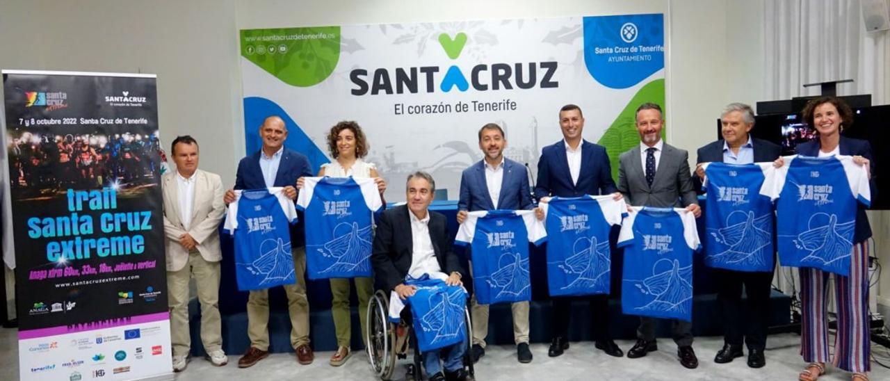 Foto de familia con los políticos y organizadores tras la presentación oficial de la prueba. | | E.D.