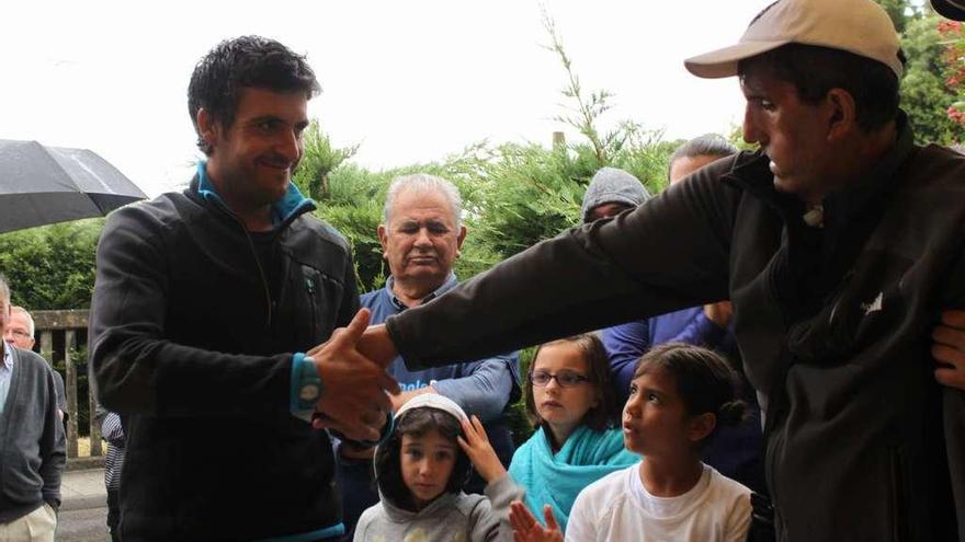 César Lamas recibe su diploma como participante de manos de Manolo, uno de los enfermos por los que se celebra la travesía.