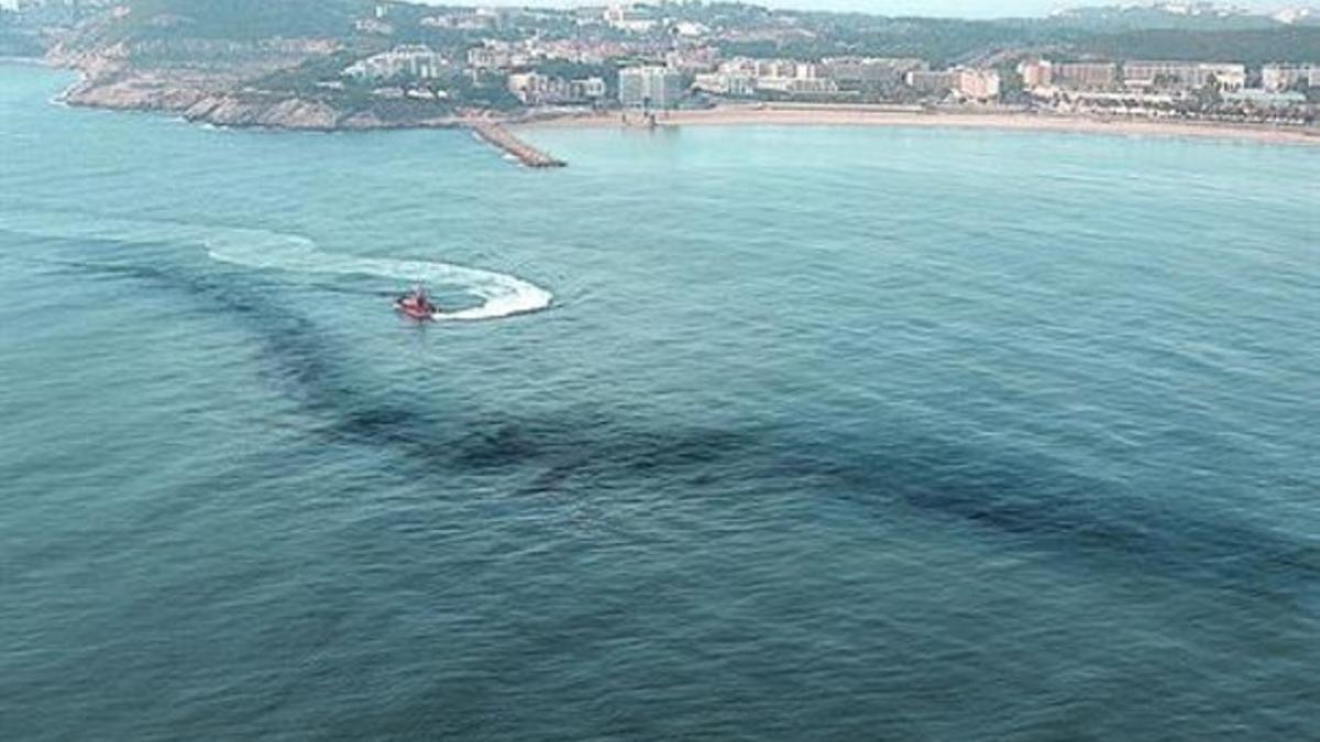 Imagen aérea de la mancha de fuel aparecida el pasado 9 de enero en Tarragona.