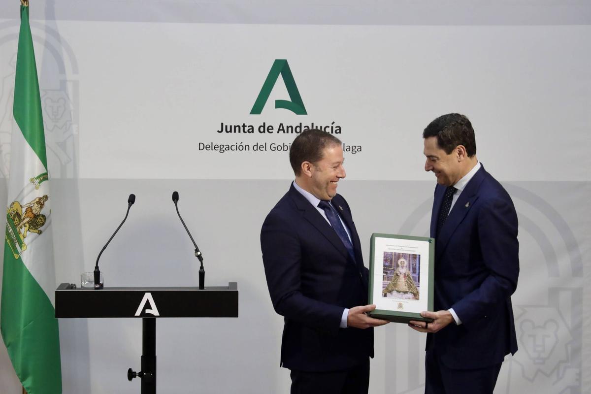 El presidente de la Junta de Andalucía, Juanma Moreno Bonilla, se reúnen con el hermano mayor de la Cofradía de la Esperanza para anunciar que el nombramiento del tercer Hospital de Málaga se llamará Virgen de La Esperanza
