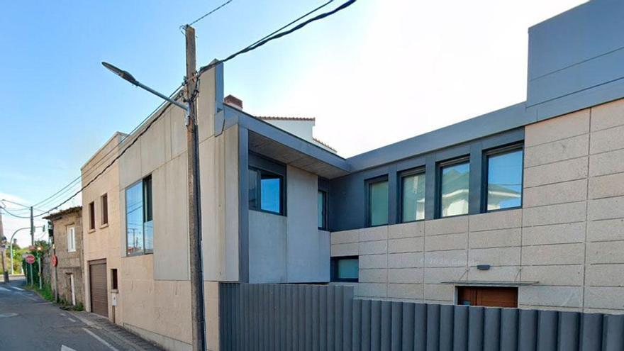 Se empotra contra un poste en Vigo y obliga a cortar la calle un par de horas