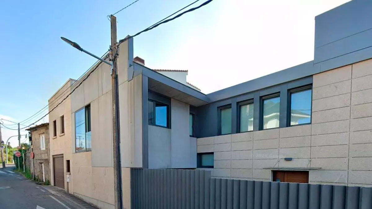 Se empotra contra un poste en Vigo y obliga a cortar la calle un par de horas