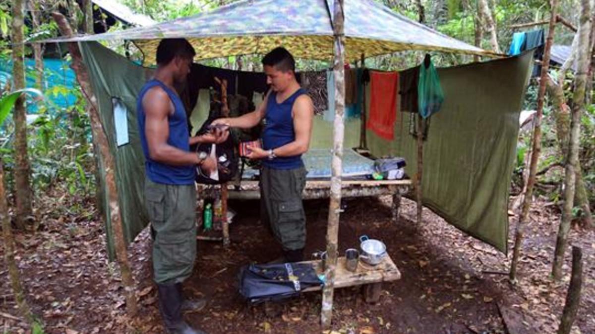 Dos miembros de las FARC, en el campamento.