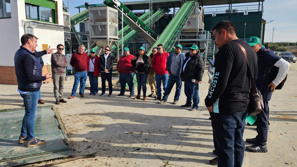 Visita de agricultores de Honduras a la cooperativa de Espejo.