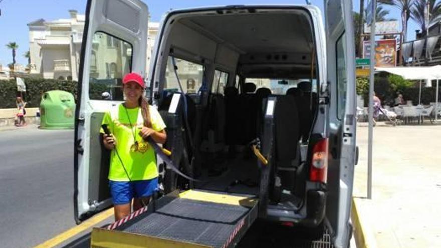 Torrevieja inicia el servicio de baño adaptado y  gratuito en la playa de Los Locos