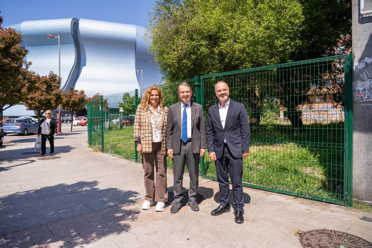 Carmela Silva, Abel Caballero y David Regades, este lunes junto al estadio de Balaídos