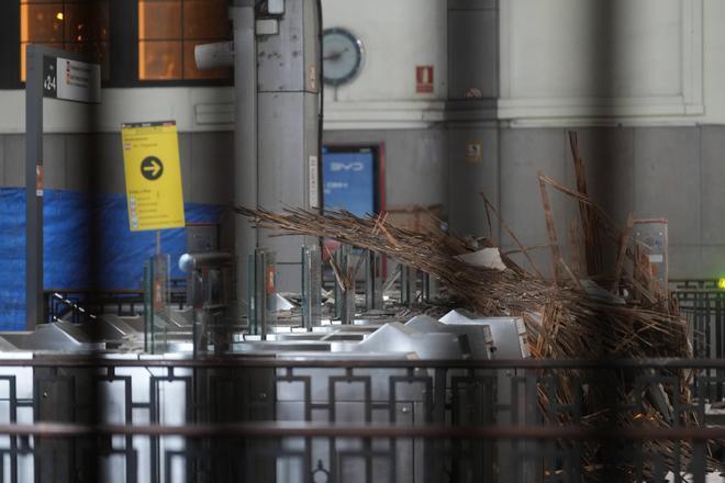 Reabre la estación de Fabra i Puig tras la reparación del falso techo que se desprendió