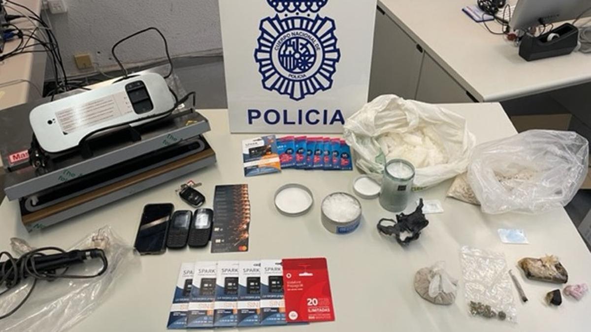 Materiales y droga intervenida al arrestado en Marbella.