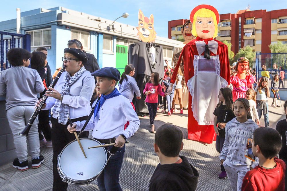 Los profesores recrean la tradición del pasacalles de La Charamita en el patio del Colegio Público Cuba durante las fiestas patronales