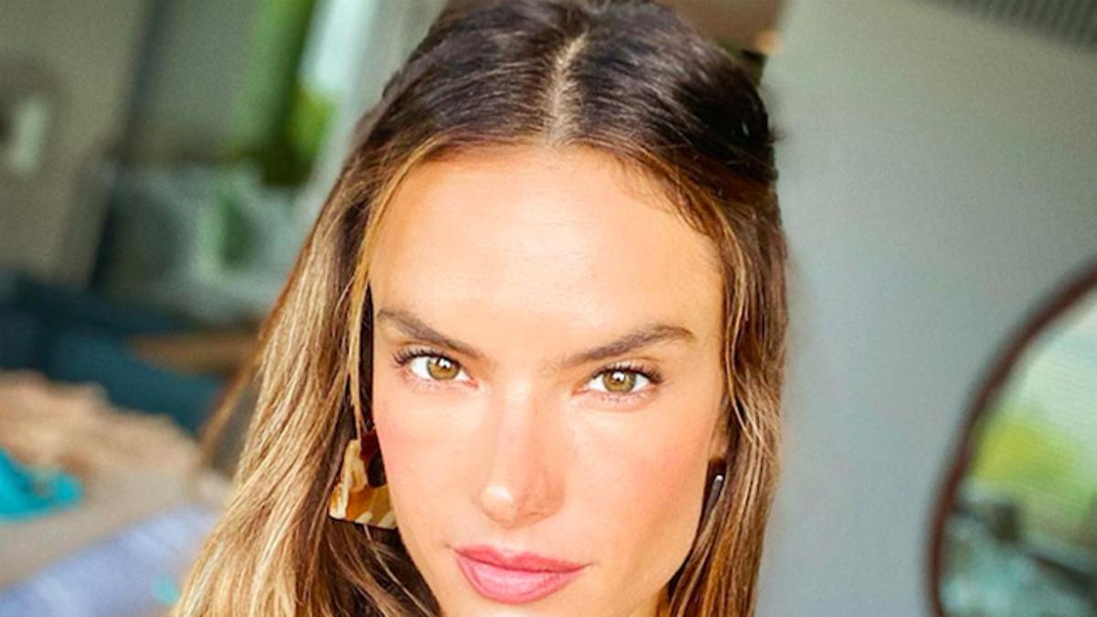 El look de Alessandra Ambrosio que nos hace soñar con el verano y confirma que el 'tie-dye' nunca se fue