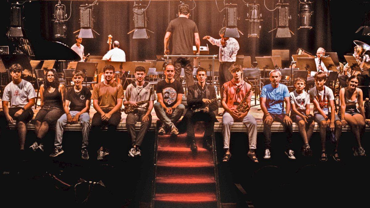 Desde la izquierda: Alexandre, Martina, Jorge, Xabier, Jorge (Sánchez), David, Unai, Andrés, José, Mario, Oliver y Alba, en el Teatro Principal.