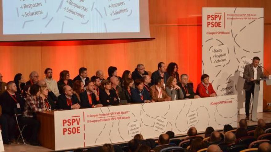 La imagen de la ejecutiva provincial clausuró el III Congreso de los socialistas alicantinos.