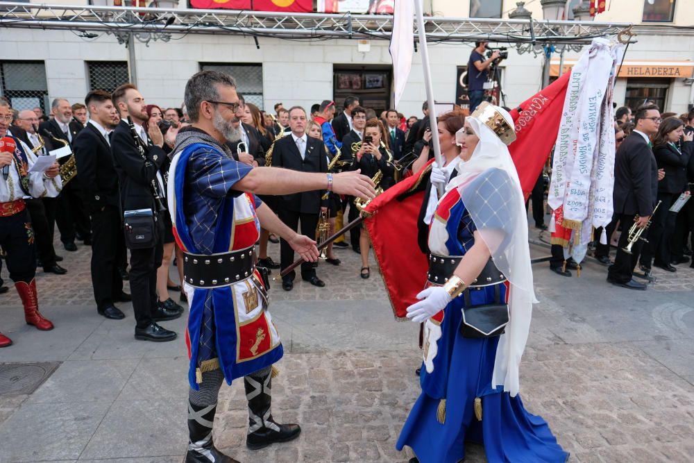 Millones de papelitos sobrevolaron a los miles de eldenses que se apiñaron cerca del castillo de Embajadas para escuchar y cantar el pasodoble Idella, que marca el comienzo de las fiestas