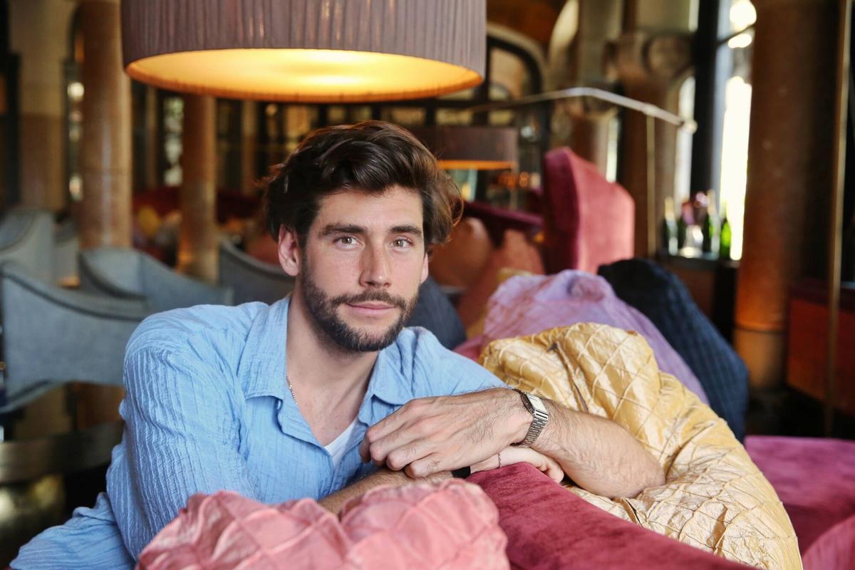 El cantante Álvaro Soler, retratado en el Casa Fuster de Barcelona.