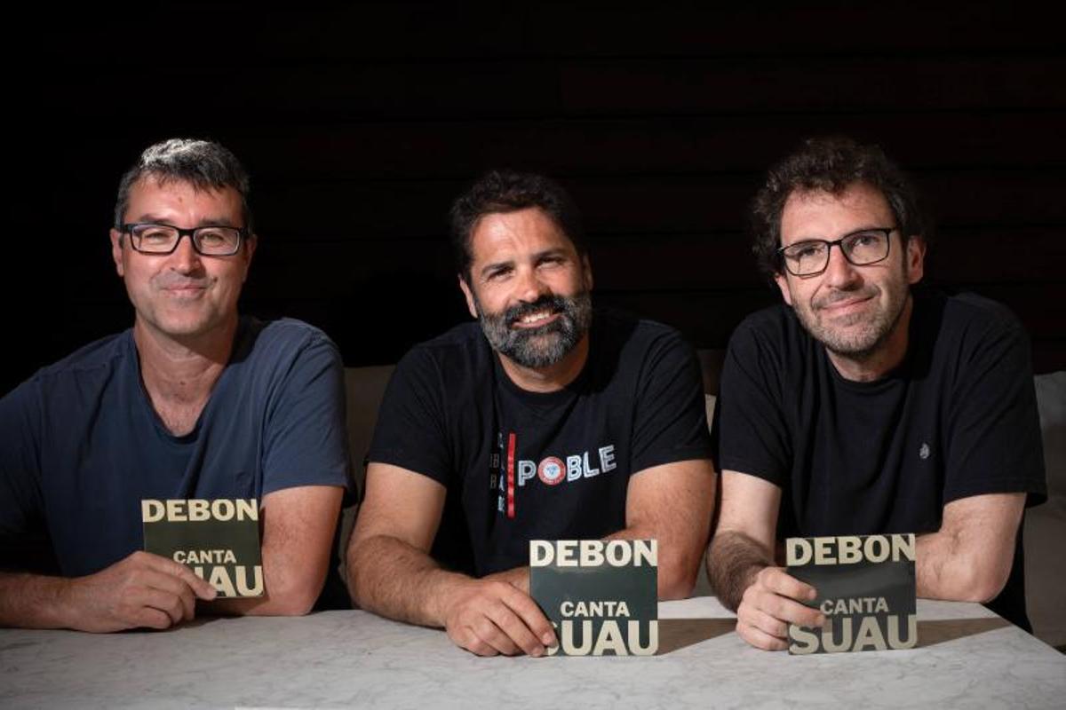 Retrato del cantante Pau Debon, el poeta Pere Suau i el compositor Antoni Bujosa que debutan con el proyecto musical "Debon canta Suau"