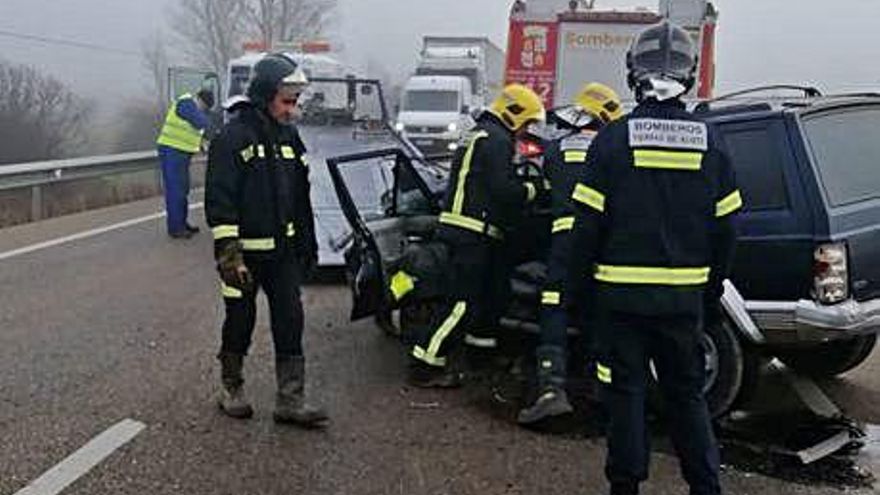 Bomberos en las tareas de excarcelación de uno de los accidentados.