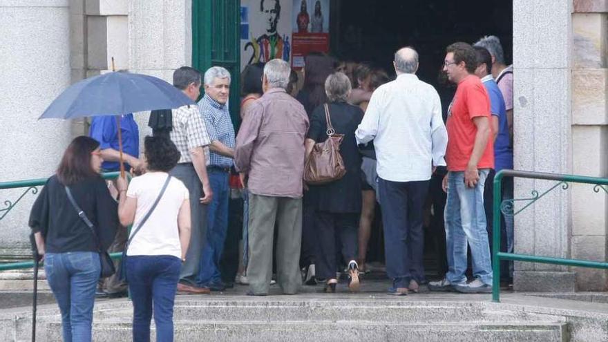 Decenas de personas asistieron al funeral en María Auxiliadora.