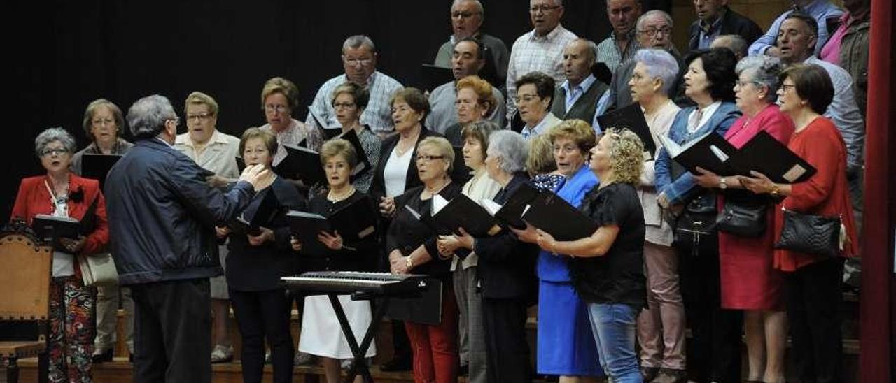 Una actividad celebrada en el Auditorio de Valga. // Iñaki Abella