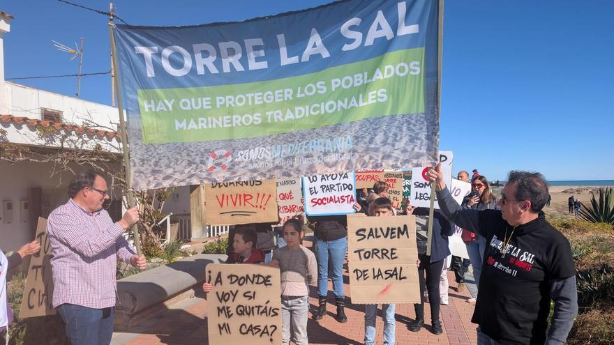 Foto de la última manifestación que tuvo lugar en Torre la Sal para proteger el poblado, el pasado 8 de febrero.