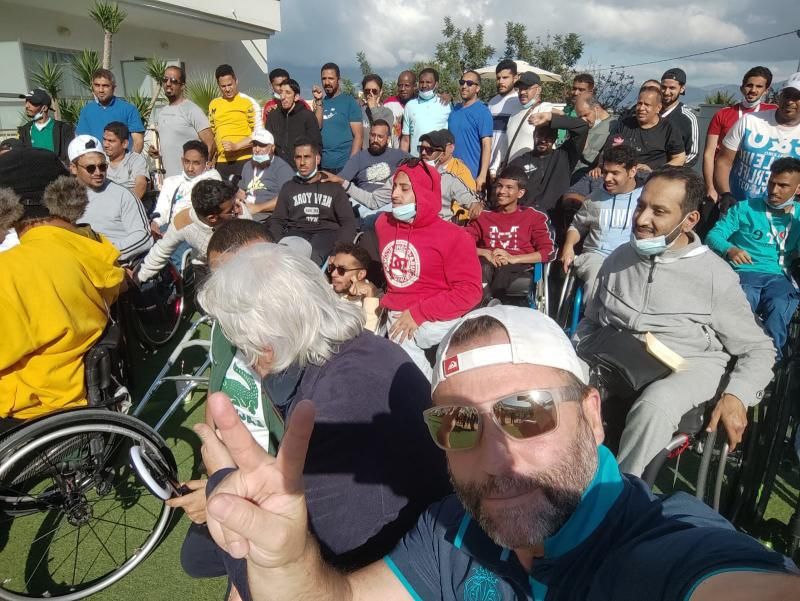Tomás Fandiño en un selfie con parte de la delegación paralímpica de Arabia Saudí. |  // FDV 