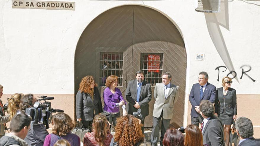 El exministro de Justicia Francisco Caamaño en el portal de entrada de Sa Graduada.