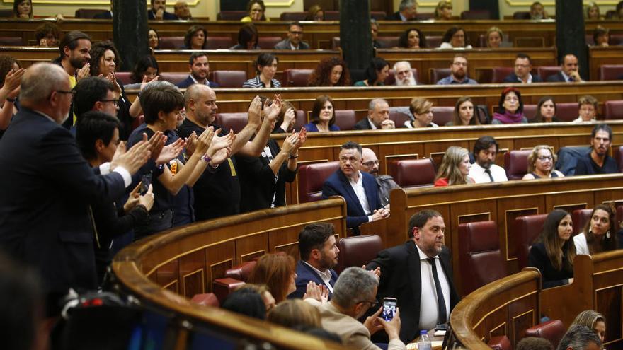 Diputats d&#039;ERC aplaudint Oriol Junqueras al Congrés