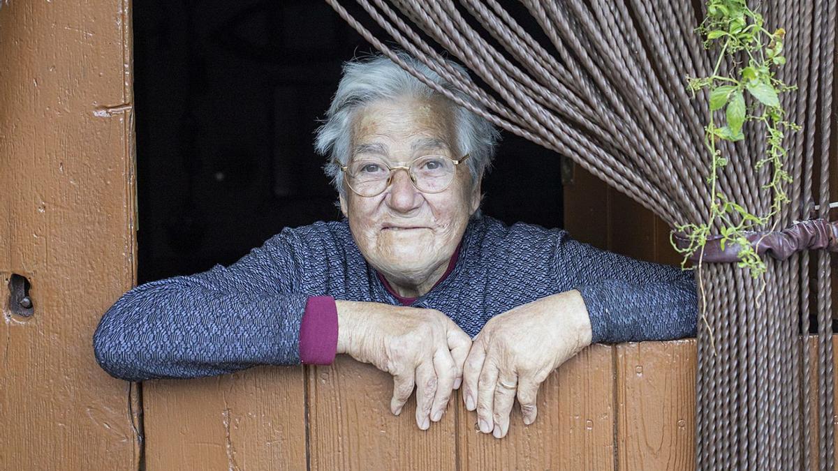 Plàcida Vidal, a la porta de casa, a Vilarnadal