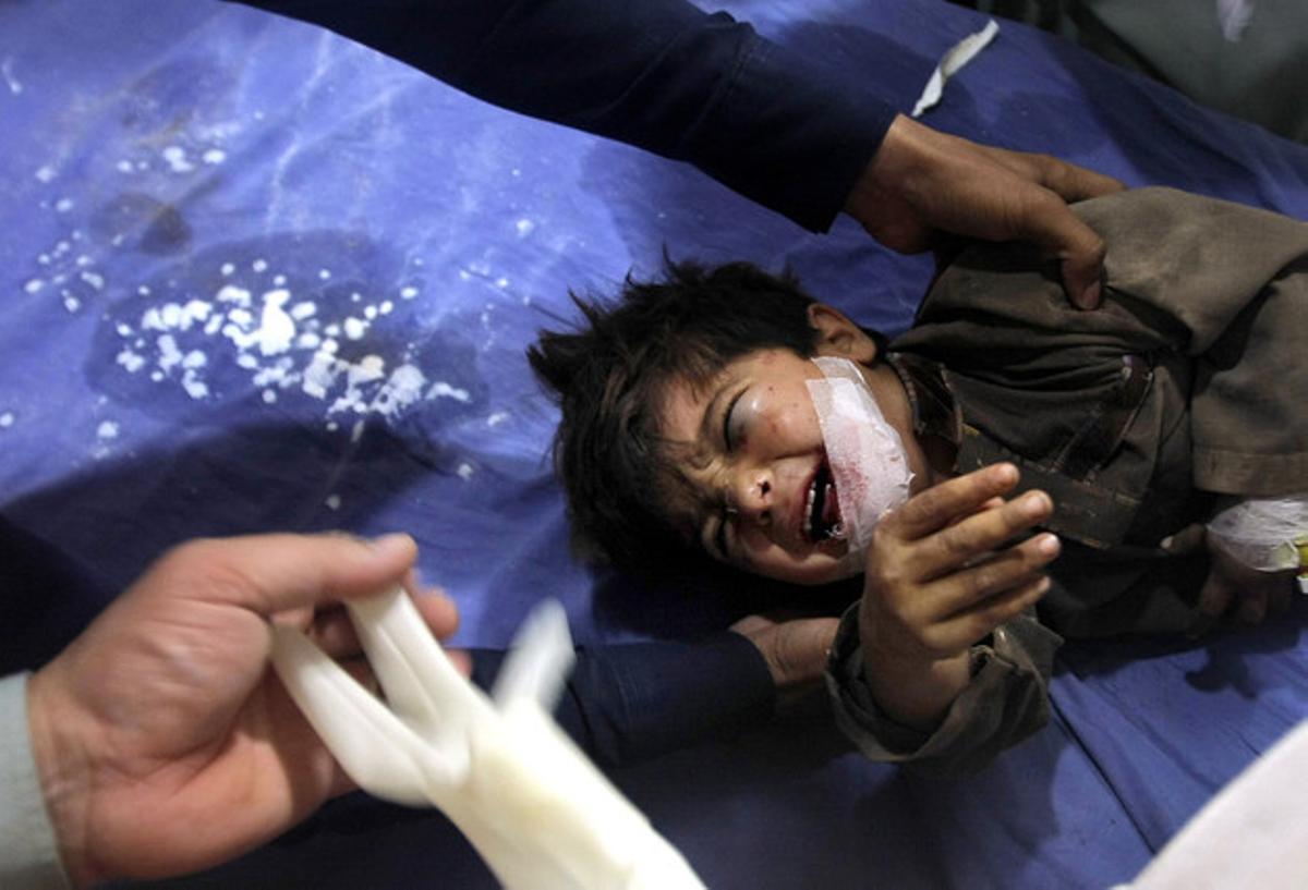 Un niño paquistaní herido en el terremoto recibe tratamiento en un hospital de Peshawar.