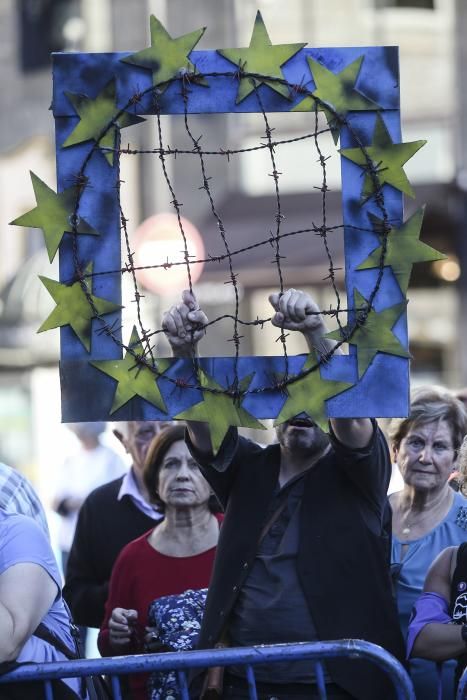 Vítores y abucheos frente al Teatro Campoamor