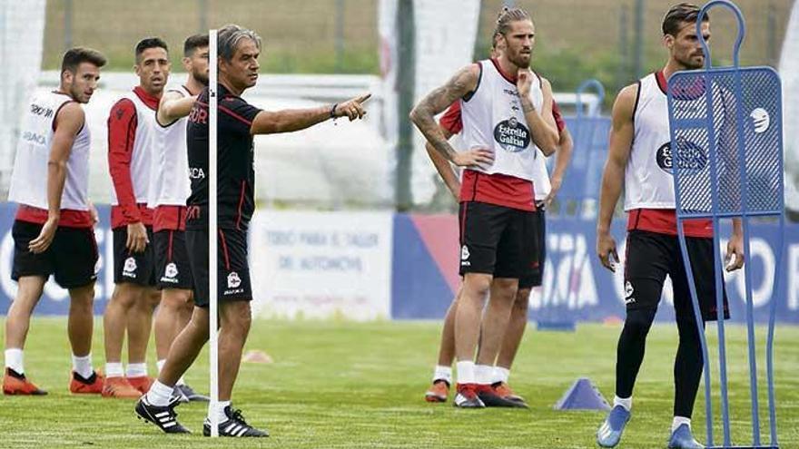 El técnico del Deportivo, Natxo González, da instrucciones durante el entrenamiento de ayer en Abegondo.