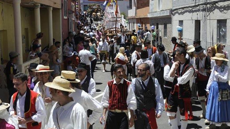 Santa Cruz retoma en Tincer la celebración del Paseo Romero de las Fiestas de Mayo