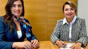 Las portavoces de Vox y PP, Idoia Ribas y Marga Duran, rubricando el acuerdo.