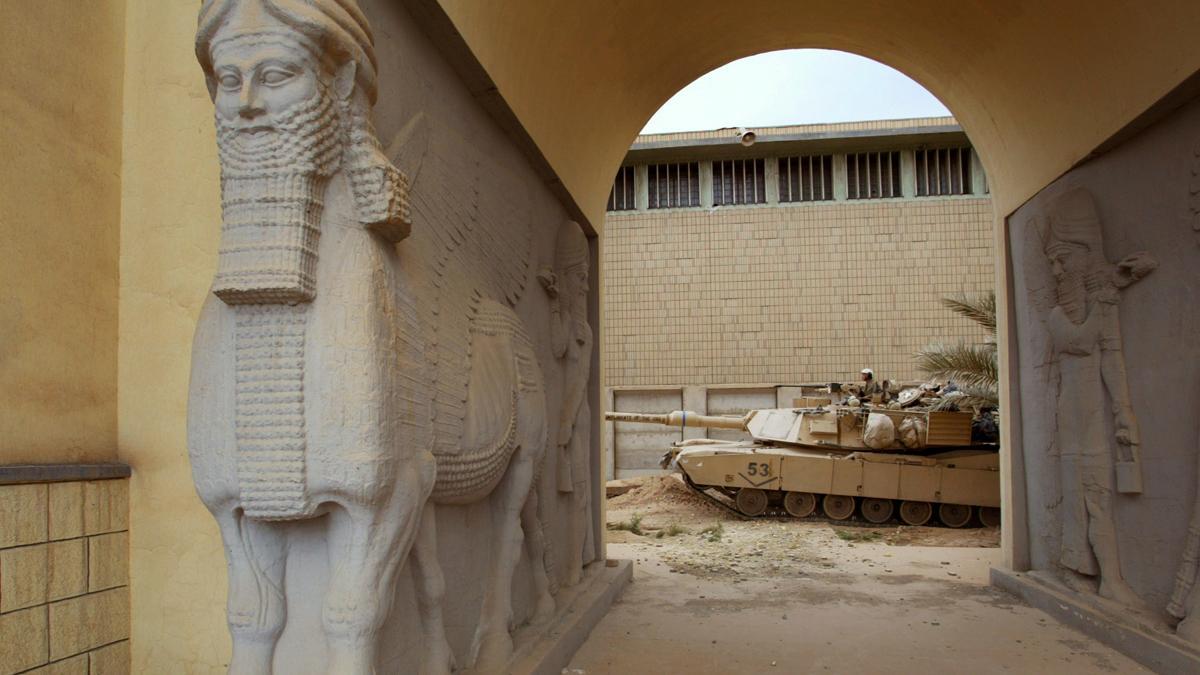 Un tanque de Estados Unidos en el interior de museo de Bagdad, el 16 de abril del 2003.