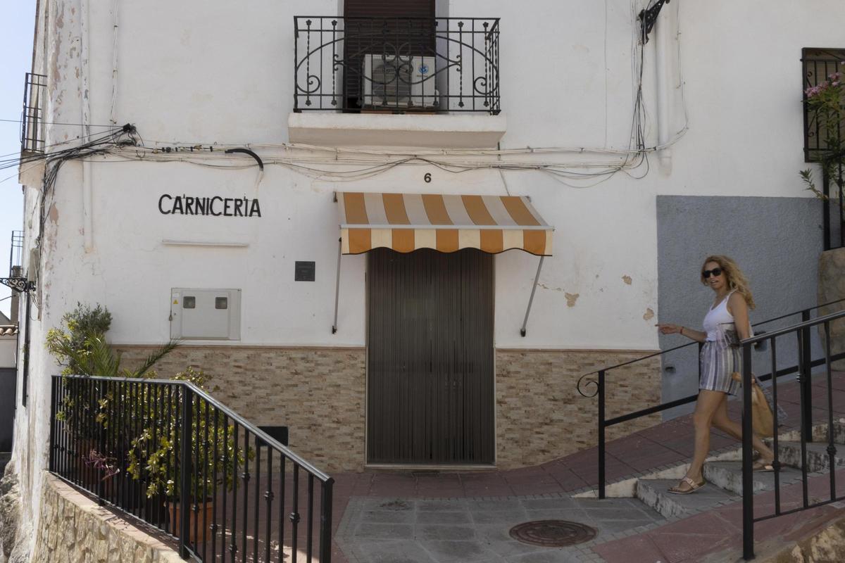 Una clienta pasa por delante de la carnicería de Millares.