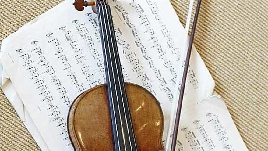 Violín Stradivarius sobre una partitura.