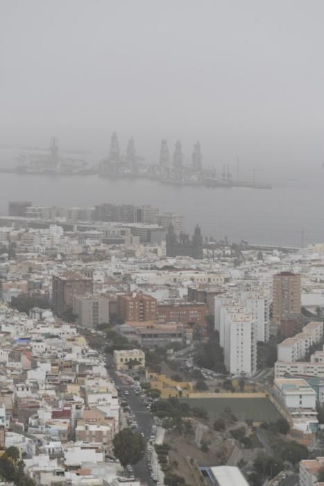 24-02-20 LAS PALMAS DE GRAN CANARIA. DIFERNETES LUGARES. LAS PALMAS DE GRAN CANARIA. METEOROLOGIA. Calima.    Fotos: Juan Castro.