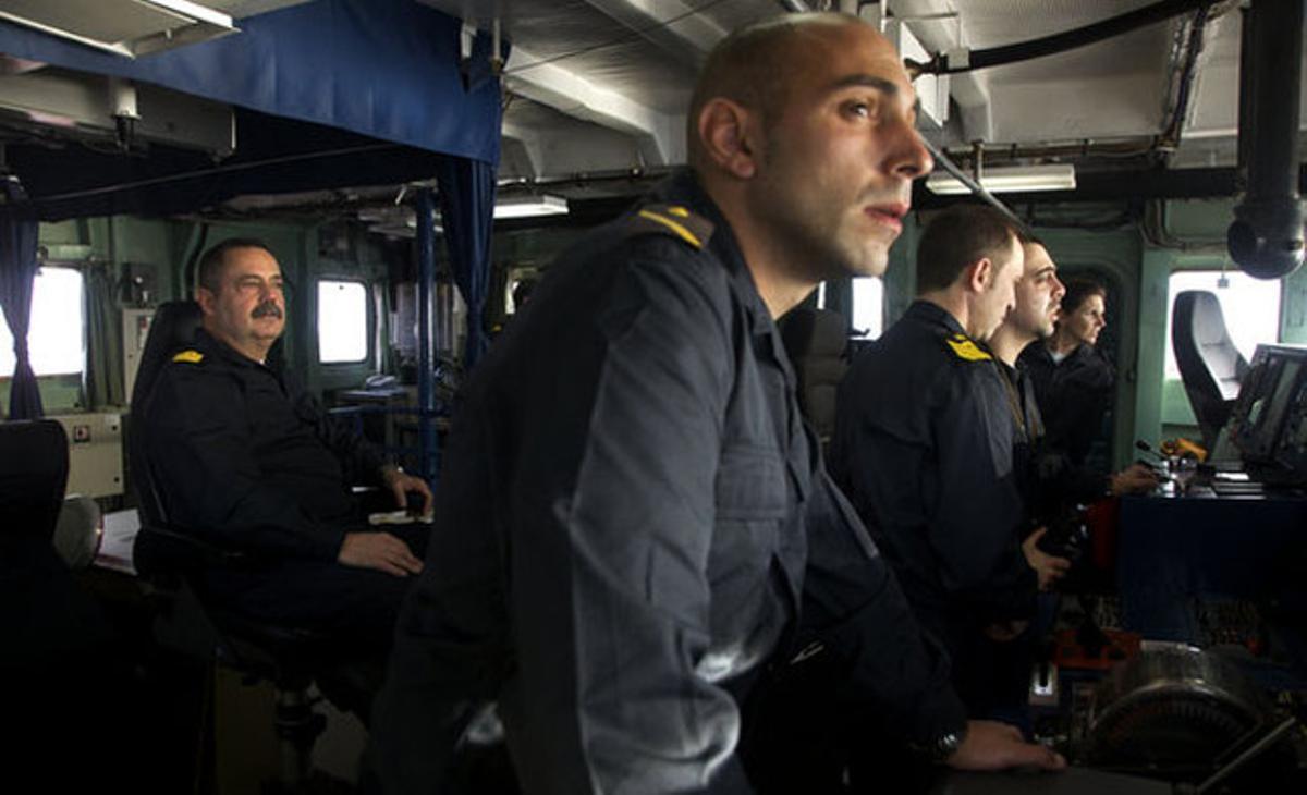 La tripulació de l’Hespérides, durant l’Expedició Malaspina 2010. L’equip de treball de l’Hespérides està formada per 10 oficials, 10 suboficials i 35 caporals i mariners. A més, pot allotjar fins a 37 científics i tècnics.
